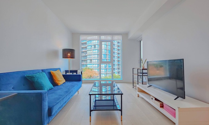 Golden Village Condominio | Modern and Spacious 1 BDR 1 Den Condo in Central Richmond | Walk to Night Market