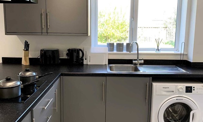 Thetford Casa | Modern and Spacious 4 Bedroom House with WiFi,Garden, Parking and Smart TV