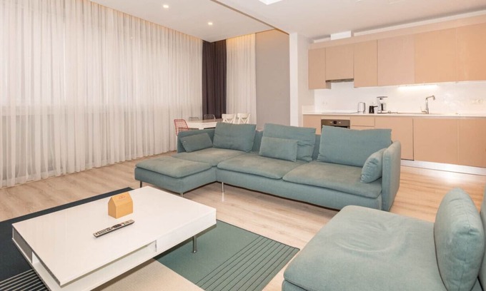 Maslak Apartamento | Modern and Spacious Flat with City View in Sariyer