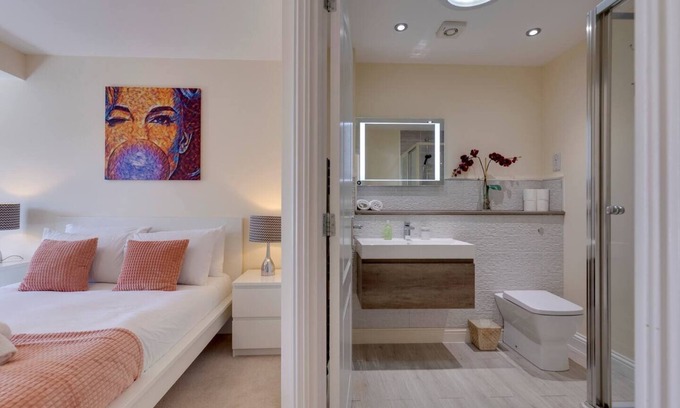 Cambridge Casa | Modern and Spacious Townhouse with Free Parking | Pass the Keys