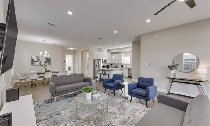 West Dallas Casa | Modern and Spacious High End Home near Downtown