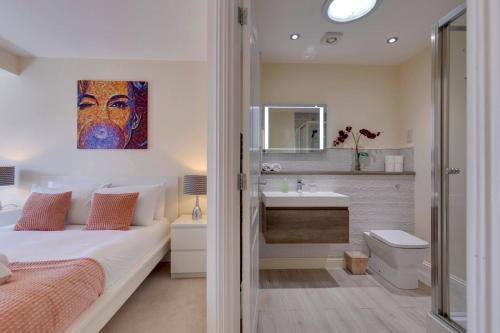 Cambridge Casa | Modern and Spacious Townhouse with Free Parking Pass the Keys
