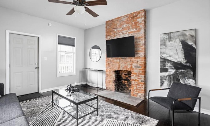 Kennedy King Casa | Modern and Spacious Home mins to Downtown