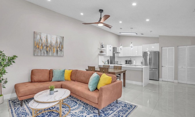 Wellington Villa | Modern and Spacious 2BR/2BA Villa in the heart of Wellington with Backyard