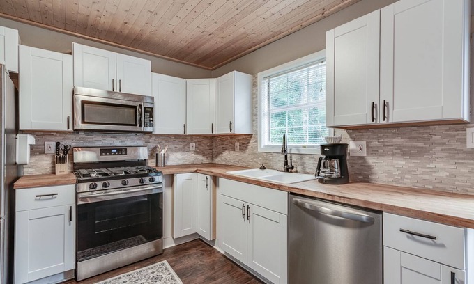 Town Center Casa | Modern and Stunning townhouse close to KSU