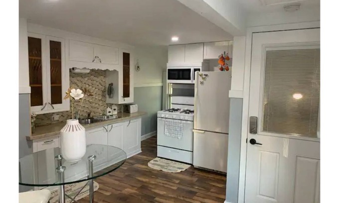 Two Rivers Apartamento | Modern and stylish upstairs one bedroom apartment.