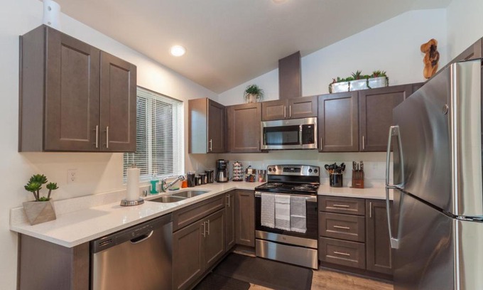 Spokane Valley Apartamento | Modern and Stylish KING bed Wifi FREE Parking
