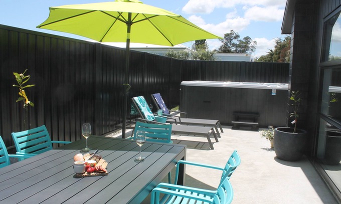 Martinborough Casa | Modern and well-appointed with Large hot spa / plunge pool