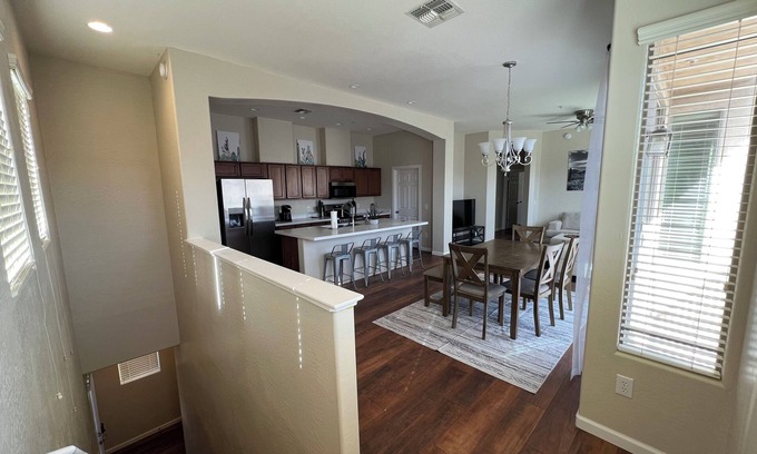 Anthem East Side Condominio | Modern Anthem Condo Retreat