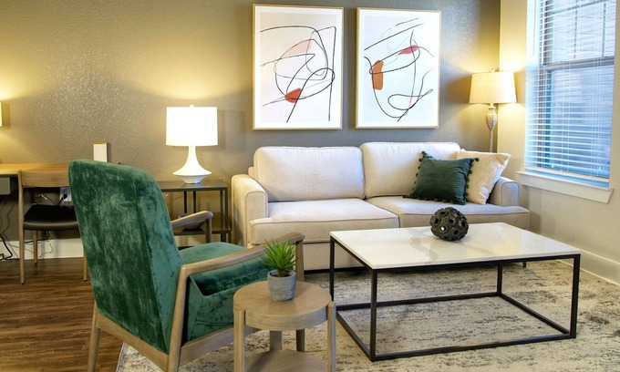 Briargate Apartamento | Modern Apartment in Prime Location (ID3545X91)