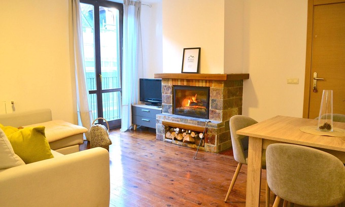 Esterri D'Aneu Apartamento | Moderno apartamento con chimenea