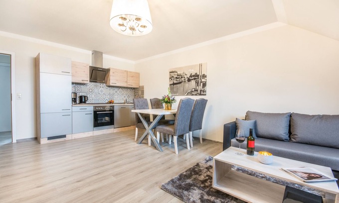 Ueckermuende Apartamento | apartamento moderno / apartamentos en una ubicación privilegiada en la plaza de mercado en la localidad costera Ueckermünde