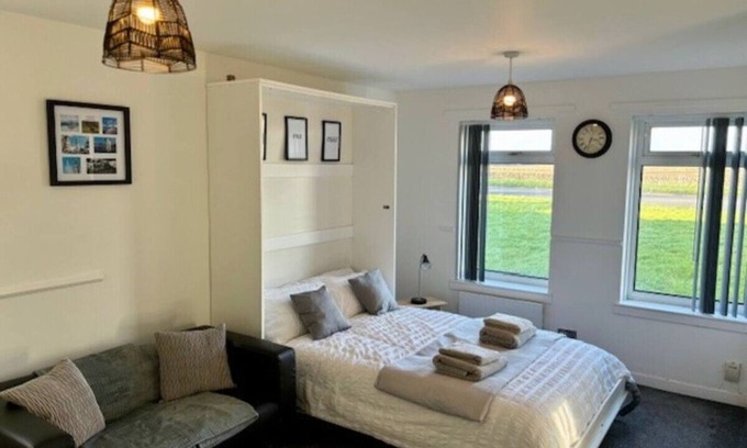 Airth Apartamento | Modern apartment in Stenhousemuir with stunning views