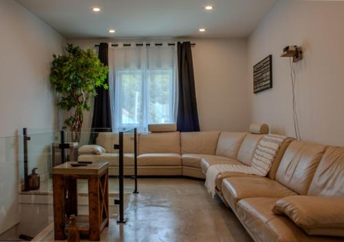 Terrebonne Apartamento | Modern Apartment - Home Theater and Premium Kitchen