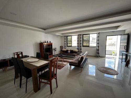 Sao Domingos Apartamento | Modern Apartment in Praia Baixo - 1 min Walking to Beach