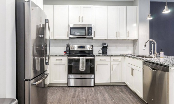Chapel Hill Apartamento | Modern Apartment in Prime Location (ID8112X15)