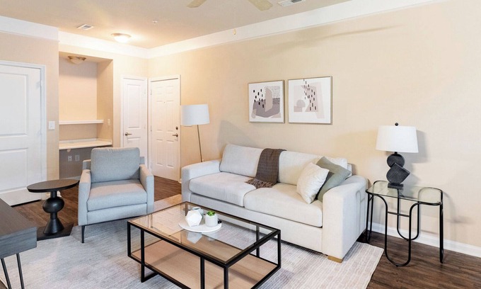 Goose Creek Apartamento | Modern Apartment in Prime Location (ID4344X54)