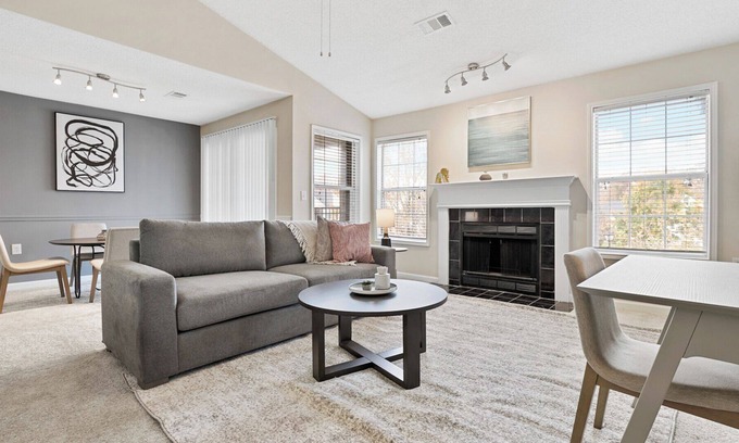 Jamestown Apartamento | Modern Apartment in Prime Location (ID8171X80)