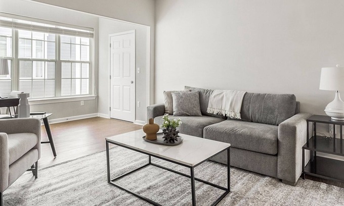 Midlothian Apartamento | Modern Apartment in Prime Location (ID1249X738)