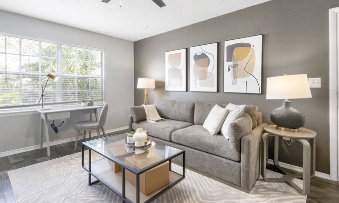 Plant City Apartamento | Modern Apartment in Prime Location (ID9296X25)