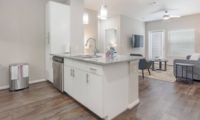Stone Oak Apartamento | Modern Apartment in Prime Location (ID7293)