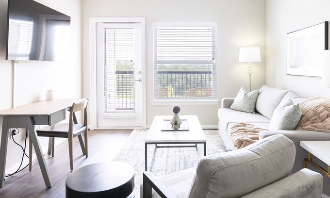 Stone Oak Apartamento | Modern Apartment in Prime Location (ID6031X46)