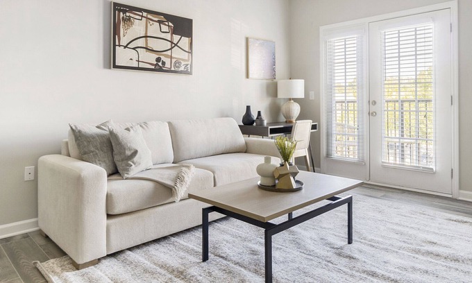 Wake Forest Apartamento | Modern Apartment in Prime Location (ID8109X75)