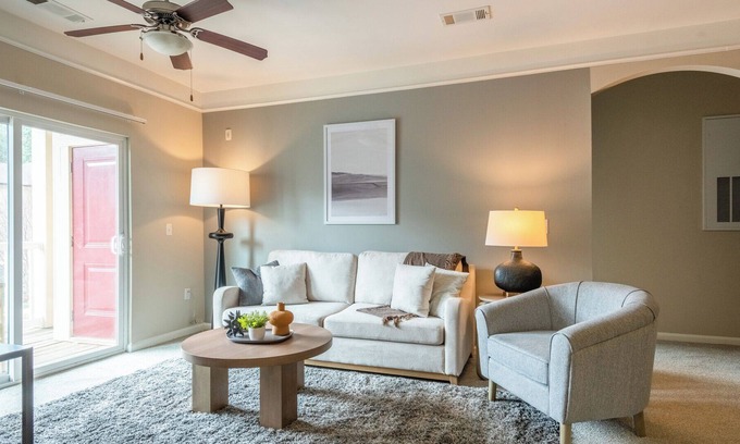 Wake Forest Apartamento | Modern Apartment in Prime Location (ID7358X81)