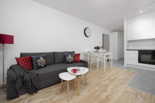 Ursus Apartamento | Modern Apartment in Warsaw with Garden and Parking by Noclegi Renters