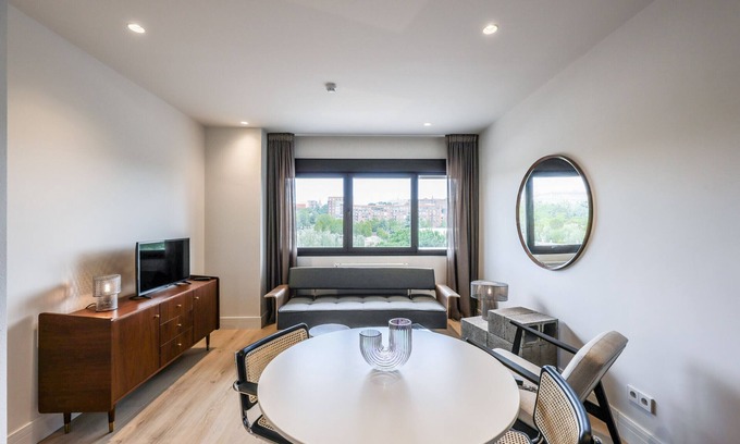 Puerta del Angel Apartamento | Moderno apartamento cerca del Palacio Real 10