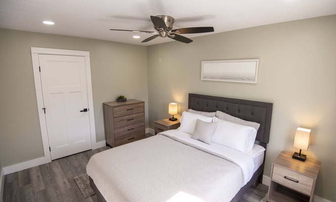 Burdett Apartamento | Creekside Waterfall -Moderno-Apartamento-Baño Privado