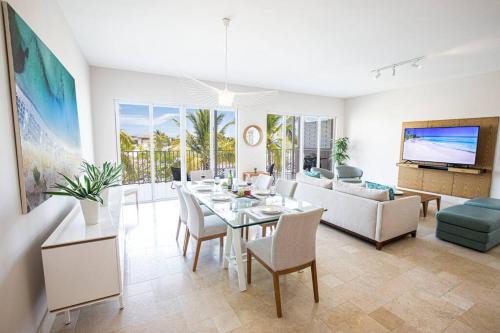 Playa Blanca Apartamento | Modern Apartment - Steps to Puntarena Beach Club & Shops - Marina Overlook - Sleeps 10