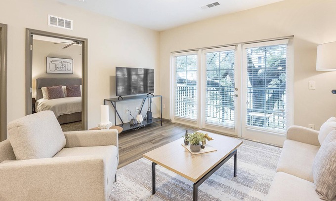 Charleston Apartamento | Modern Apartment in Prime Location (ID8411X14)
