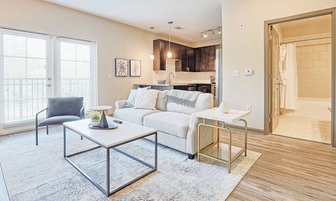 Charleston Apartamento | Modern Apartment in Prime Location (ID8476X21)
