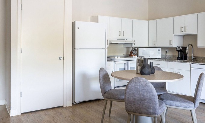 Overland Park Apartamento | Modern Apartment in Prime Location (ID9271X34)