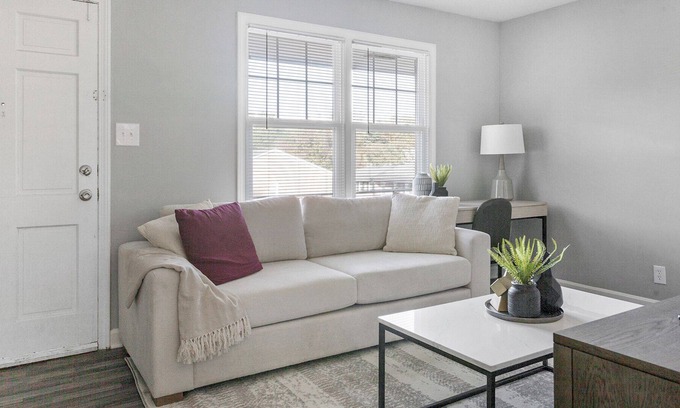 Winston - Salem Apartamento | Modern Apartment in Prime Location (ID1221X009)