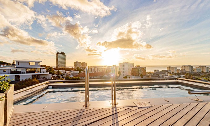 Three Anchor Bay Apartamento | Modern Apartment w/Rooftop Deck (Scholtz Penthouse)