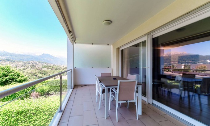 Paradiso Apartamento | Moderno apartamento con terraza cerca de Lugano (Sandi Luxury Apartment)