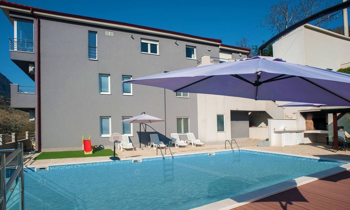 Zrnovnica Apartamento | Apartamento moderno con piscina.