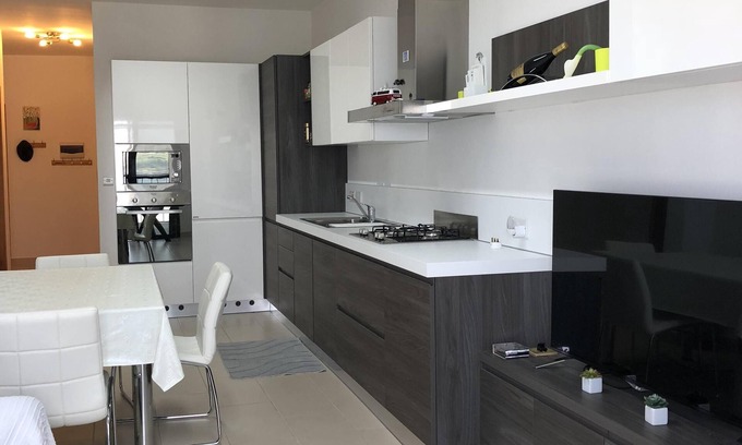 Għadira Apartamento | Un apartamento nuevo y moderno con vista al mar. Un lugar relajante para quedarse.