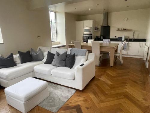 Huddersfield Apartamento | Modern apartment with pool table