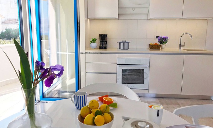Supetar Apartamento | Apartamento moderno (4 + 1), VISTA AL MAR, aire acondicionado, internet, estacionamiento.