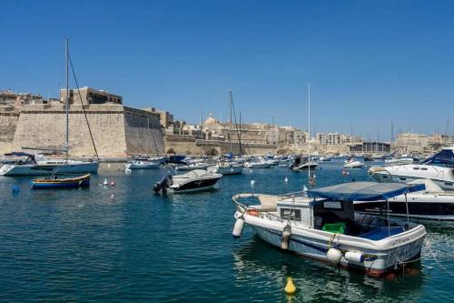 Kalkara Apartamento | Modern apt Kalkara seafront!