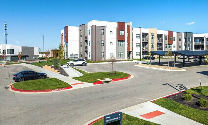 Lee's Summit Apartamento | Modern Apt. Kansas City Oasis 13 miles to GEHA Field, Shops, Dining, Park, & Gym