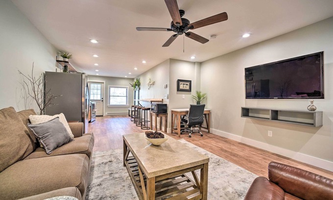 North Lake George Apartamento | Modern Apt Near Lake George - Walk to Beach!
