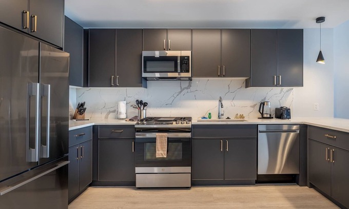 New Rochelle Apartamento | Modern Apt with Golf Simulator and Gym