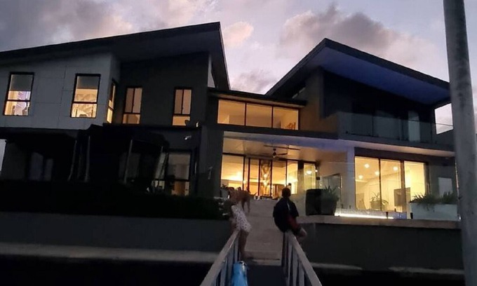 Currumbin Waters Casa | Modern architecturally designed creek frontage property n