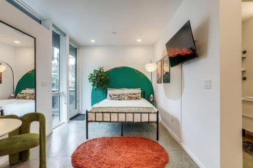 Land Park Apartamento | Modern Artist Loft Canvases Coffee and Comfort