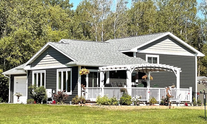 Ironwood Casa | Modern Attached garage Dog friendly ATV & Sled friendly