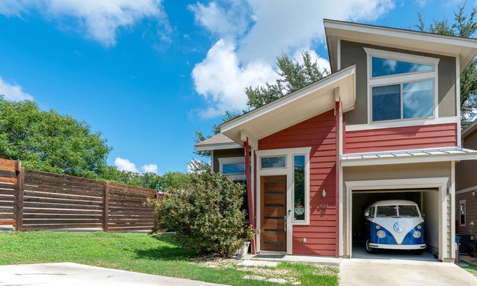 Galindo Casa | Modern Austin Home w/ Porch & Large Yard!